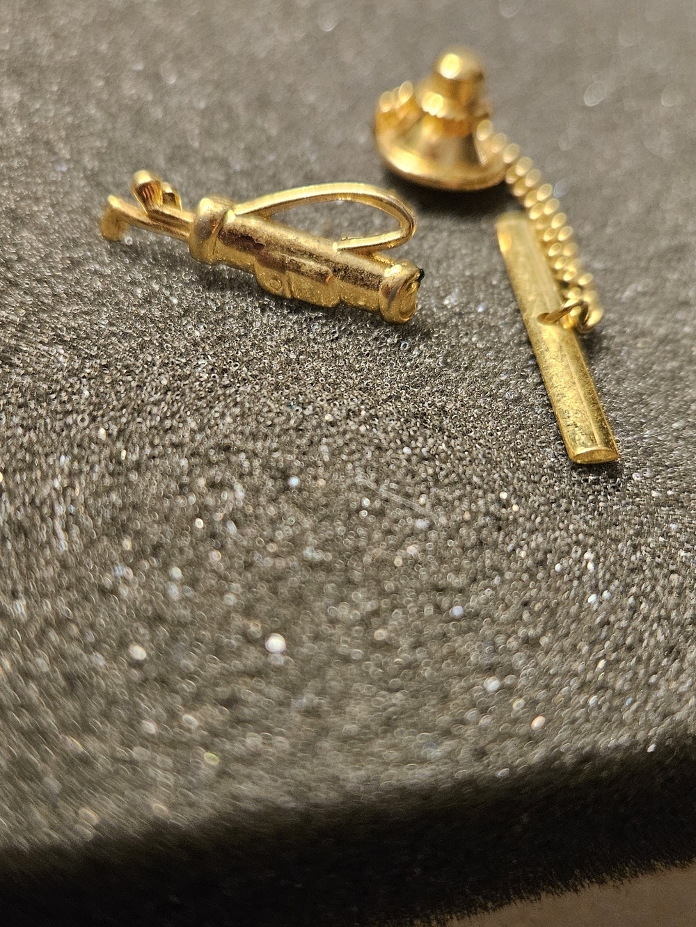 Gold Tone Golf Bag Tie Tack Pin. - Picture 2 of 2